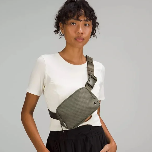 Lululemon Everywhere Belt Bag Carob Brown Crossbody Sling Bag Nwt - Picture 1 of 6